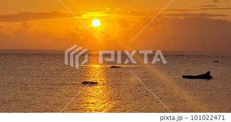 海に沈む夕日 海に沈む夕日 101022471