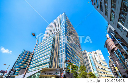 日本の東京都市景観　東京ミッドタウンや六本木駅と青い空などを望む 101023408