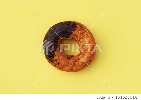 オールドファッション ドーナッツ チョコレート 黄色背景 オールドファッション ドーナッツ チョコレート 黄色背景 101023518