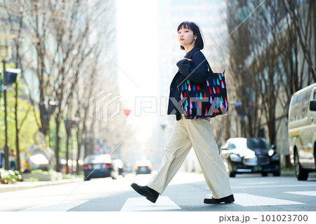 通勤・外出する若い女性 101023700