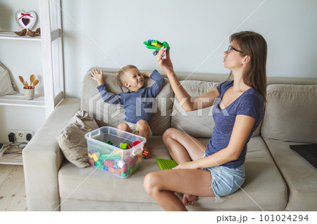 Mom and son play building block toys Mom and son play building block toys 101024294