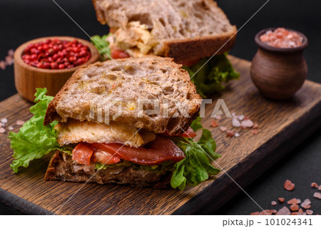 Delicious sandwich with crispy toast, chicken, tomatoes and lettuce 101024341