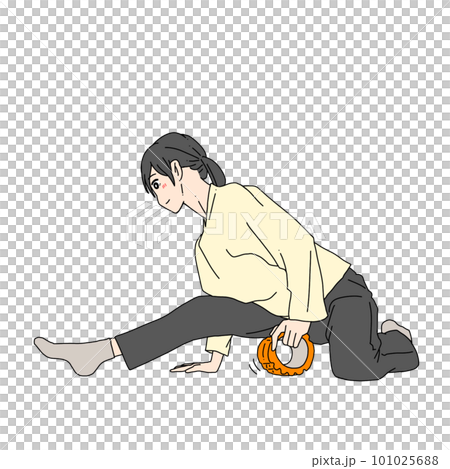 フォームローラーで右太腿の付け根をほぐす女性 フォームローラーで右太腿の付け根をほぐす女性 101025688