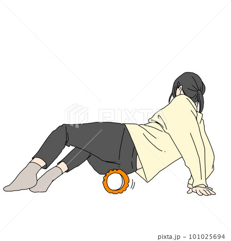 フォームローラーで右お尻をほぐす女性 フォームローラーで右お尻をほぐす女性 101025694