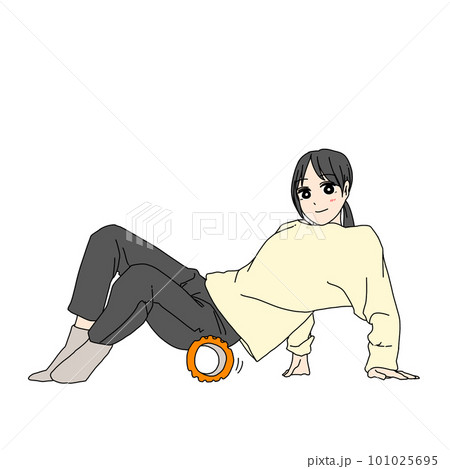 フォームローラーで左お尻をほぐす女性 フォームローラーで左お尻をほぐす女性 101025695