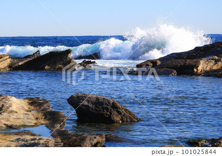 磯に打ち寄せる波しぶき 101025844