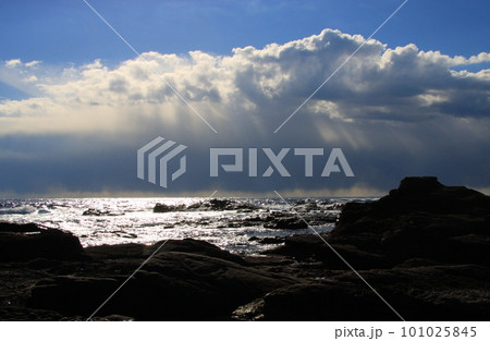 冬の雲間からさす陽光に光る太平洋 冬の雲間からさす陽光に光る太平洋 101025845