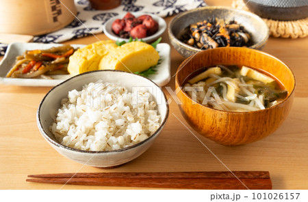 和食　麦飯とみそ汁　おかず　食卓　朝食 101026157
