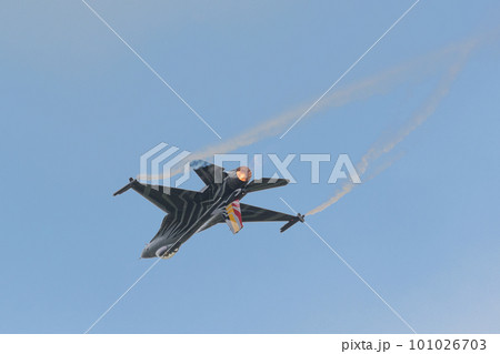 ベルギー空軍F-16ディスプレイチーム背面飛行 101026703