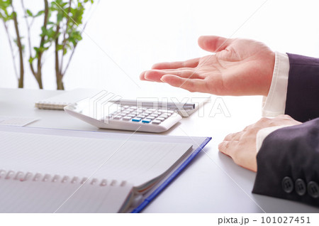 意見を示すスーツ姿の男性 101027451