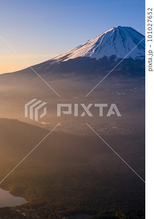 （山梨県）王岳展望・朝霧に包まれる富士山の絶景 101027652
