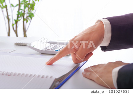 ボールペンで指摘をするスーツ姿の男性 101027655