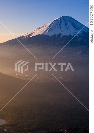 (山梨県)王岳展望・朝霧に包まれる富士山の絶景 (山梨県)王岳展望・朝霧に包まれる富士山の絶景 101027656