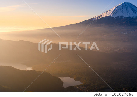 (山梨県)王岳展望・朝霧に包まれる富士山の絶景 (山梨県)王岳展望・朝霧に包まれる富士山の絶景 101027666