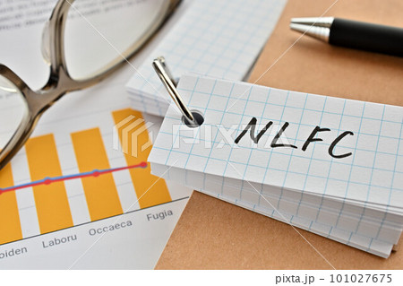 NLFCと書かれた単語帳のあるデスク NLFCと書かれた単語帳のあるデスク 101027675