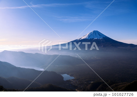 （山梨県）王岳稜線より望む富士山の絶景 101027726