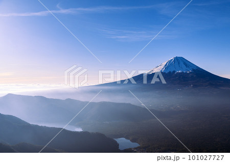 （山梨県）王岳稜線より望む富士山の絶景 101027727