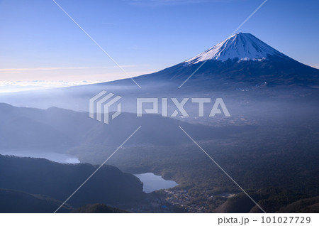 (山梨県)王岳稜線より望む富士山の絶景 (山梨県)王岳稜線より望む富士山の絶景 101027729