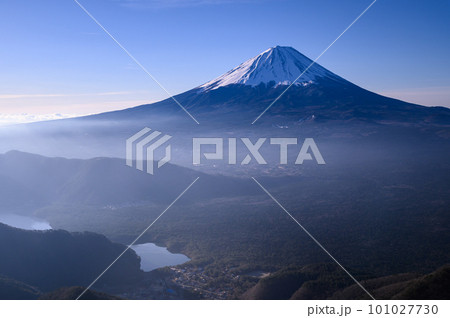 （山梨県）王岳稜線より望む富士山の絶景 101027730
