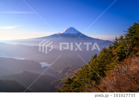（山梨県）王岳稜線より望む富士山の絶景 101027735