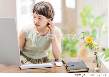 ビデオ会議がなぜか繋がらない若い女性 101027854