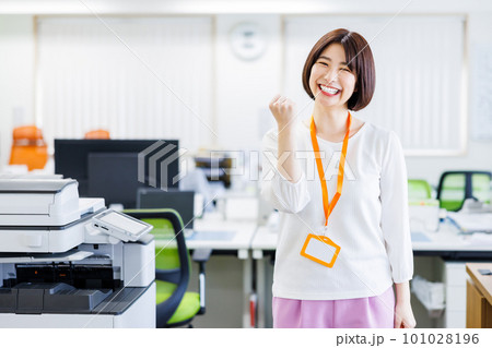 オフィスでガッツポーズする女性社員 101028196