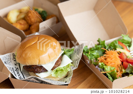宅配で頼んだ料理（ハンバーガー、唐揚げ、サラダ） 101028214