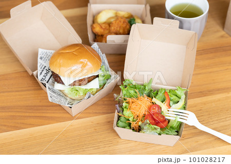 宅配で頼んだ料理（ハンバーガー、唐揚げ、サラダ） 101028217