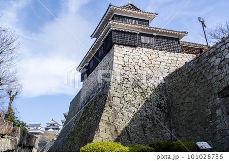 松山城石垣と太鼓櫓遠く天守を望む　愛媛県 101028736