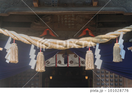 神社の注連縄 101028776