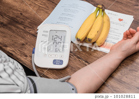 【血圧を計る主婦 正常】 【血圧を計る主婦 正常】 101028811