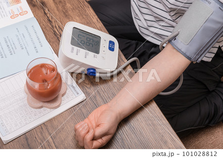 【血圧を計る主婦　高め】 101028812