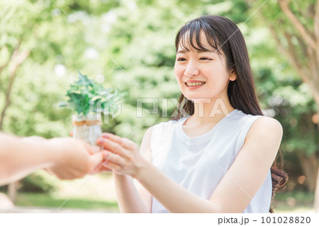 植物を持つ女性(SDGs・地球環境) 植物を持つ女性(SDGs・地球環境) 101028820