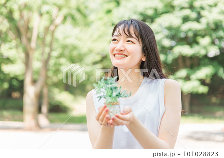 植物を持つ笑顔の日本人女性 101028823