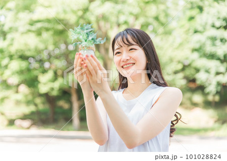 植物を持つ笑顔の日本人女性 101028824