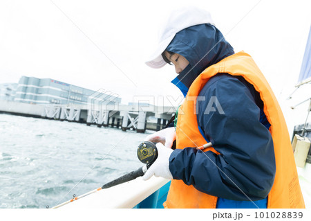 海釣りを楽しむ男の子 海釣りを楽しむ男の子 101028839