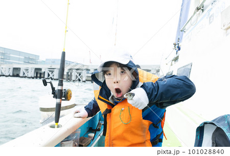海釣りを楽しむ男の子 101028840
