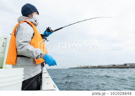 海釣りを楽しむ男の子 101028848