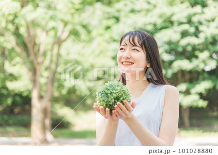 植物を持つ日本人女性（SDGs・eco） 101028880