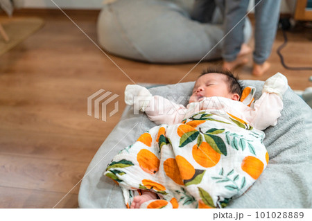 生後0ヶ月赤ちゃん 新生児 生後0ヶ月赤ちゃん 新生児 101028889