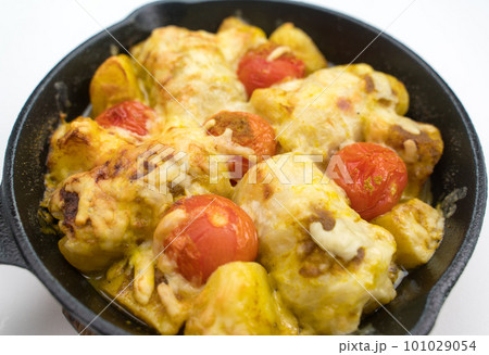 ロールキャベツとトマトのチーズ焼き 101029054