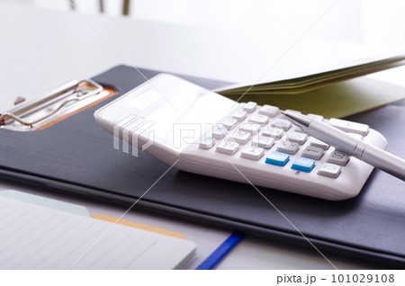 電卓でビジネス関連の計算をするイメージ 101029108