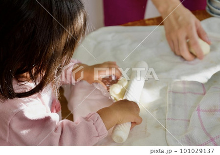 パン作りを手伝う幼児のイメージ 101029137