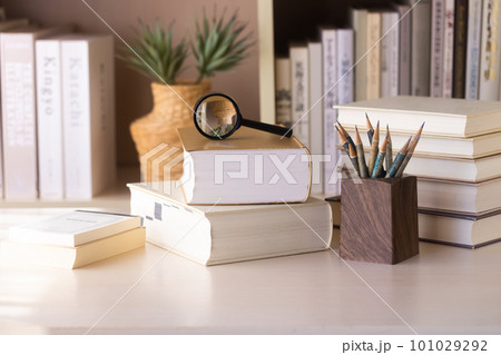 本と辞書、紙媒体で調べものをする 101029292