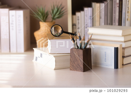 本と辞書、紙媒体で調べものをする 本と辞書、紙媒体で調べものをする 101029293