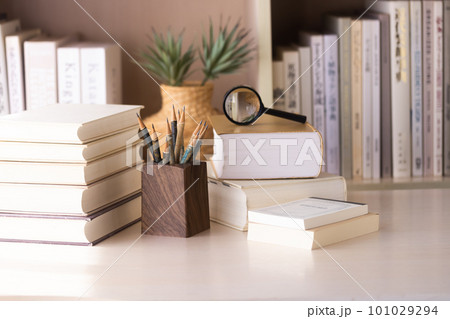 本と辞書、紙媒体で調べものをする 101029294