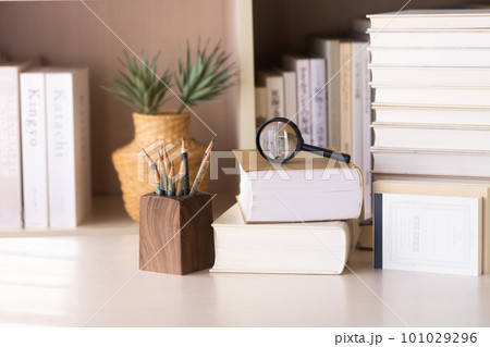 本と辞書、紙媒体で調べものをする 101029296