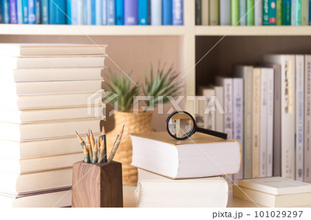 本と辞書、紙媒体で調べものをする 本と辞書、紙媒体で調べものをする 101029297