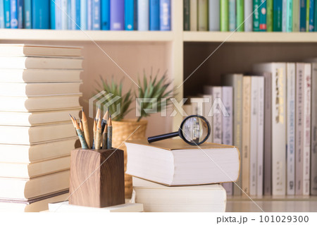 本と辞書、紙媒体で調べものをする 101029300