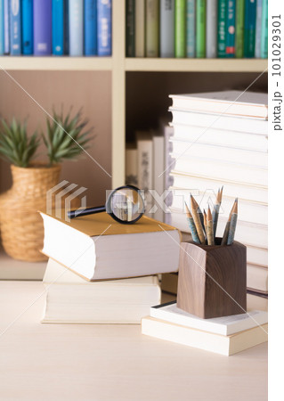 本と辞書、紙媒体で調べものをする 本と辞書、紙媒体で調べものをする 101029301